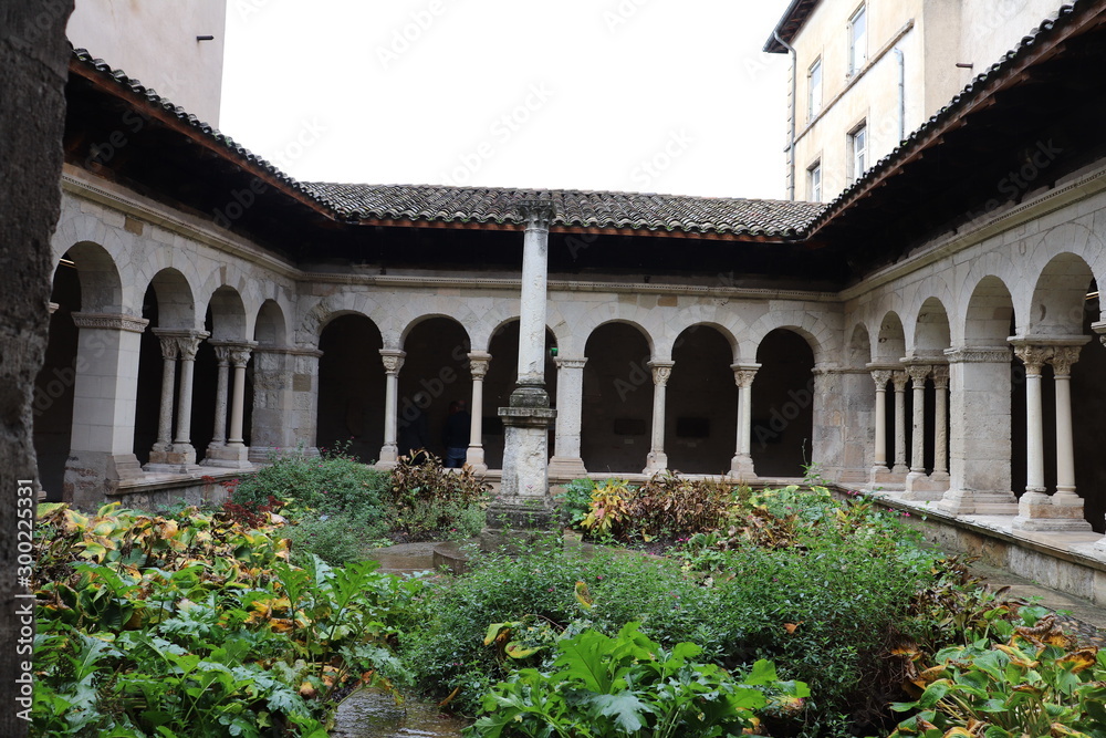 Fototapeta premium Cloître Saint André le Bas construit au 12 ème siècle à côté de l'abbaye - Ville de Vienne - Département de l'isère - France