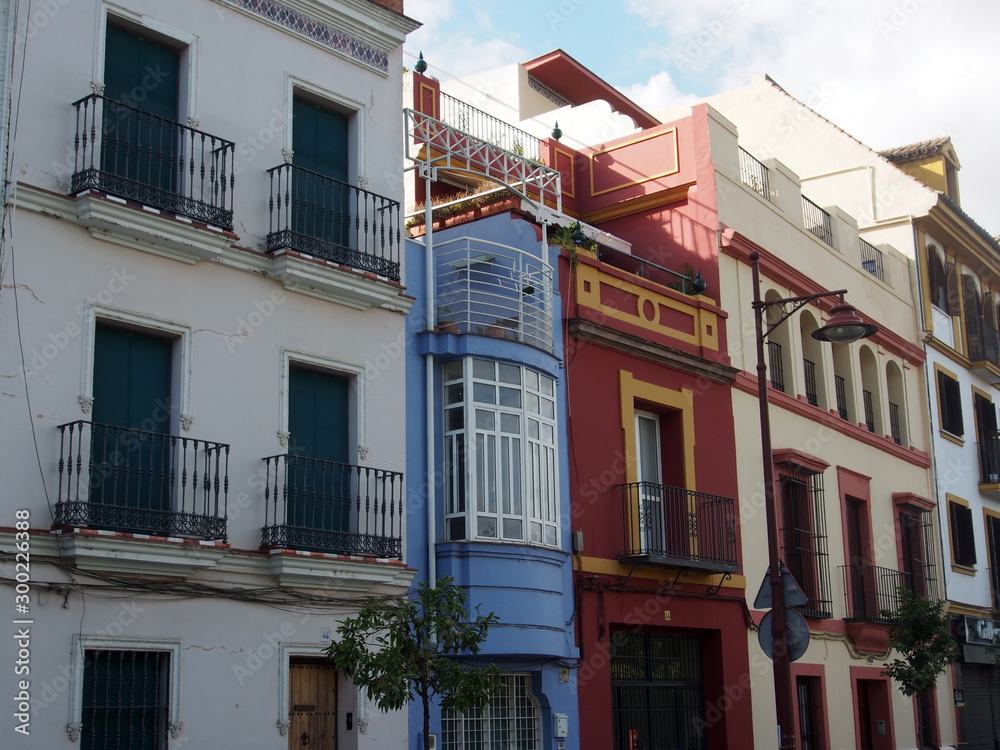 Naklejka premium Altstadt Sevilla, Spanien: Altbauten, Fassaden, Gassen