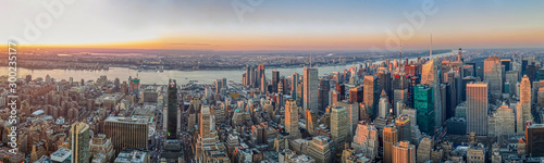 Manhattan skyline © poco_bw