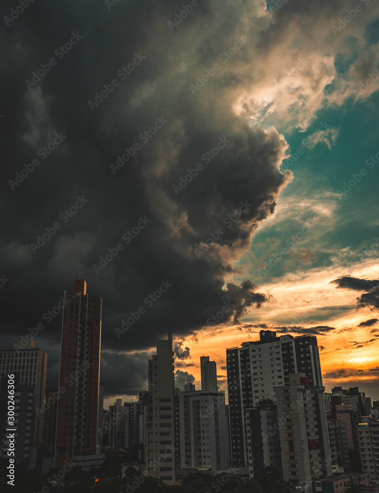 Obraz premium time lapse clouds over city