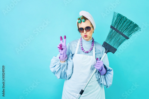 Εκτύπωση καμβά Cleaning Lady Fun