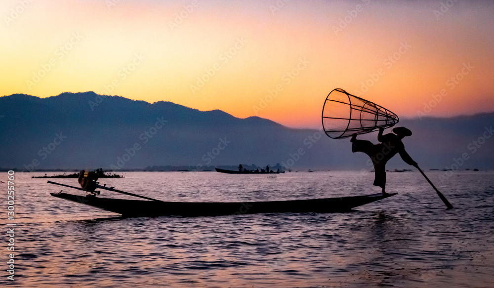 Naklejka premium fishing boat at sunrise - Inle Lake - Myanmar