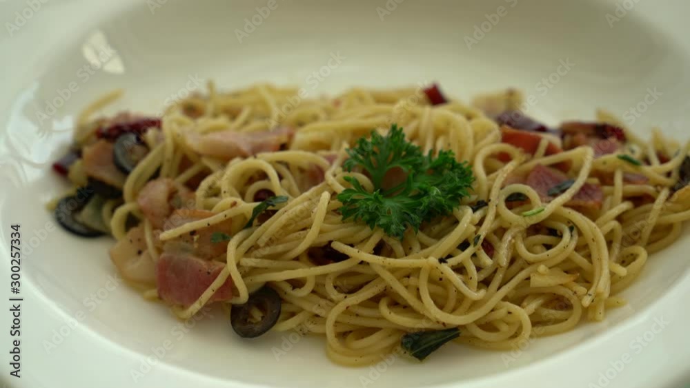 stir-fried spaghetti with bacon and garlic stir-fried spaghetti with bacon and garlic
