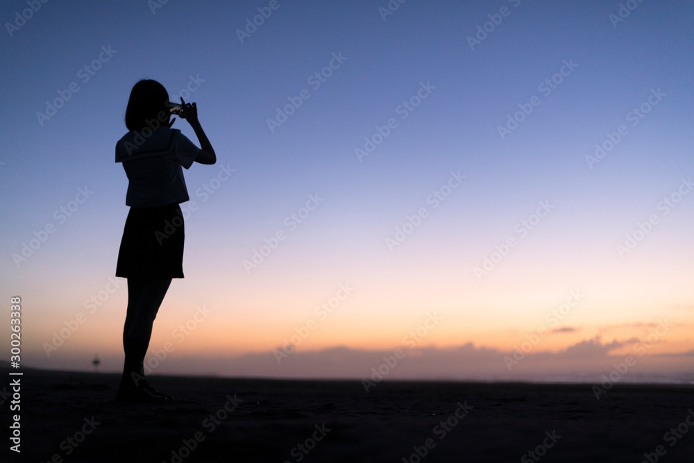 女子高生　海　写真を撮る　輝き