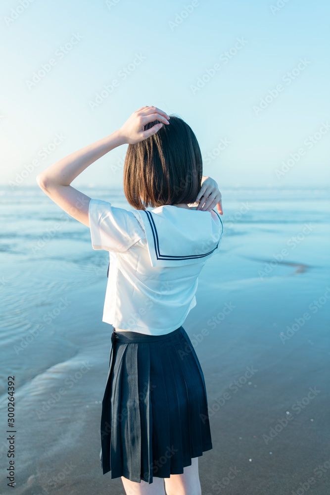 女子高生 海 後ろ姿 輝き Stock 写真 Adobe Stock