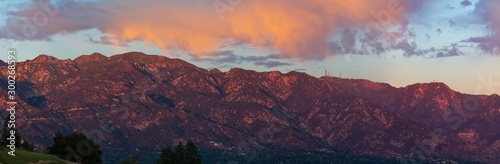 Fototapeta Naklejka Na Ścianę i Meble -  Panoramic image of the San Gabriel Mountains taken from Pasadena in Los Angeles County.