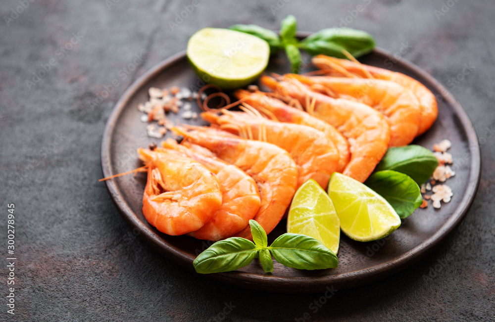 Shrimps served with lemon Shrimps served with lemon