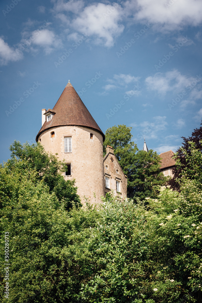 une tour d'un château à Autun. Une ancienne tour de château rénovée