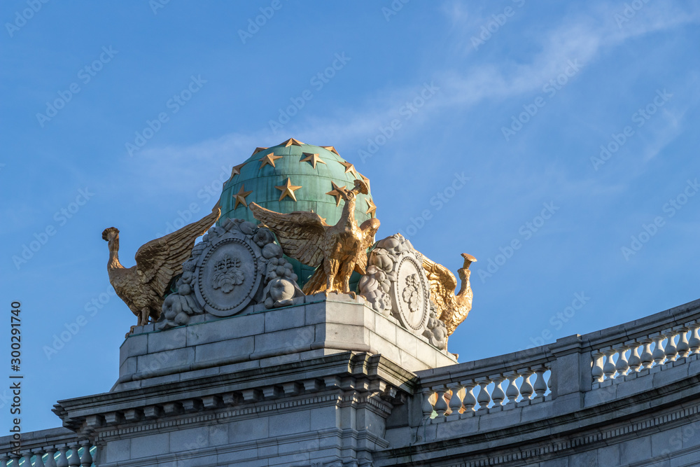 Obraz premium 迎賓館赤坂離宮の屋根、天球儀を取り囲む霊鳥と青空