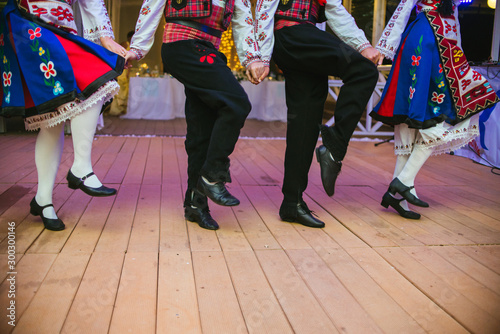 Fototapet Bulgarian folklore dancers in traditional clothes