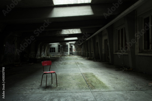 Foto une chaise rouge dans un couloir abandonné horreur