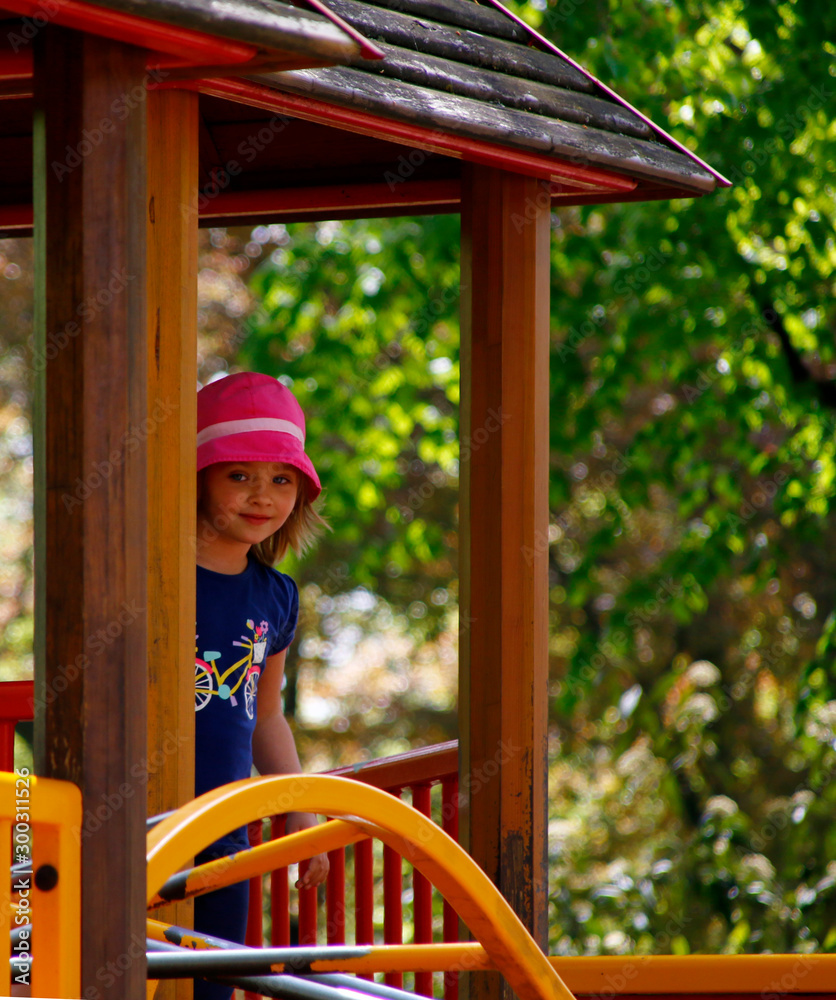 L'enfant joue au parc