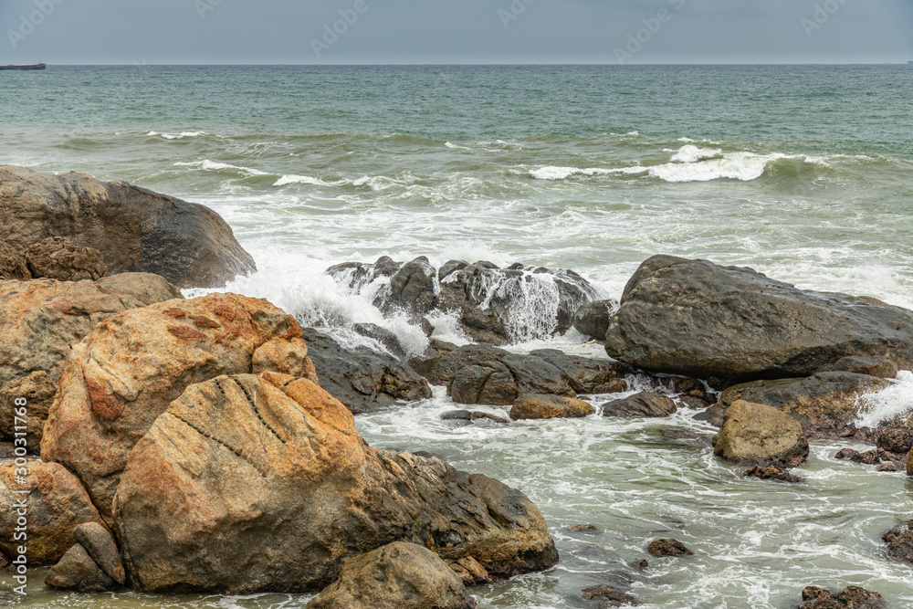 Fototapeta premium sea waves crushing on rocks