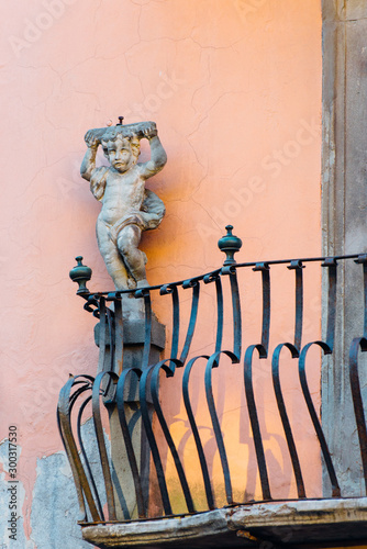un balcon avec une statue romaine en Italie