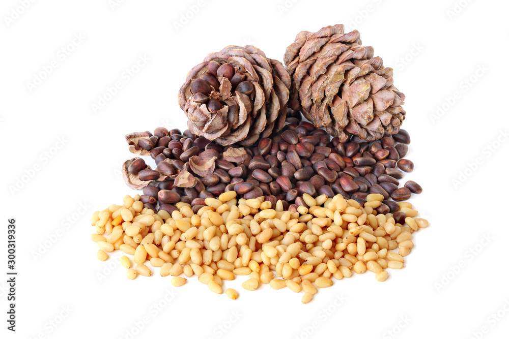 Obraz premium Cedar nuts in the shell and peeled with cones isolated on the white