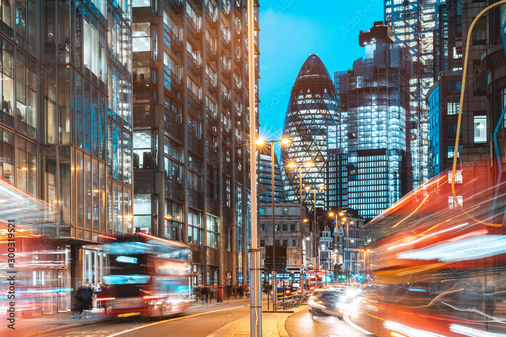 London city view traffic at night - obrazy, fototapety, plakaty 
