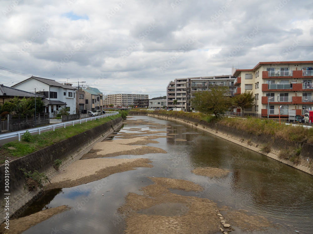 Fototapeta premium 市街地を流れる川