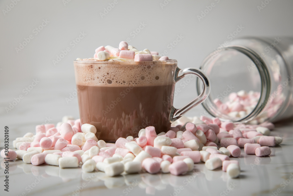 Heiße, dunkle Trinkschokolade mit Sahne und Marshmellows auf Marmor hell Hintergrund Heiße, dunkle Trinkschokolade mit Sahne und Marshmellows auf Marmor hell Hintergrund