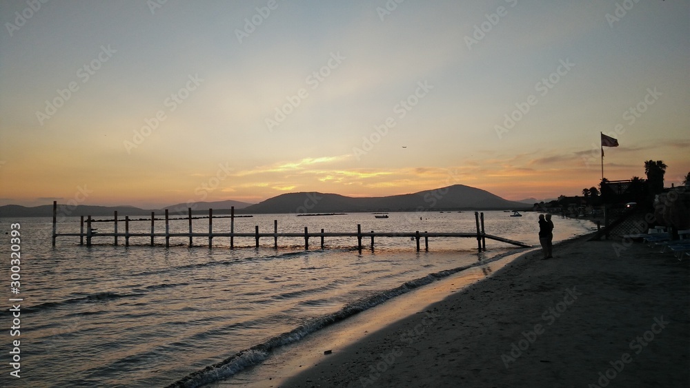 Fototapeta premium tramonto sulla spiaggia di alghero sardegna