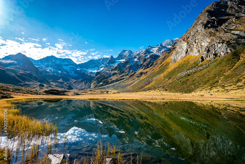 Fototapeta Naklejka Na Ścianę i Meble -  Panoramic view of the alpine Seebersee lake with the high rising mountains of the Texelgruppe in the background