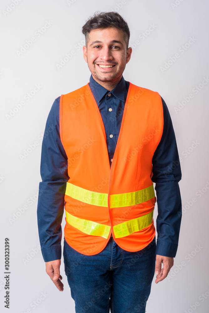 Fototapeta premium Portret szczęśliwy człowiek perski pracownik budowlany uśmiechnięty
