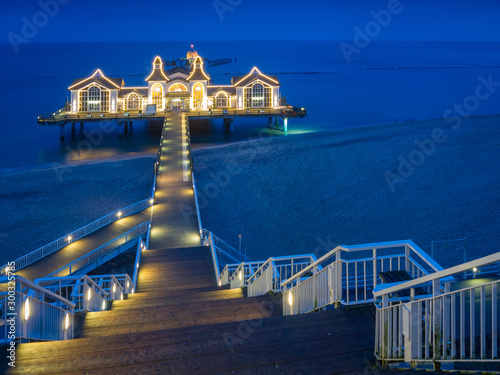 Seebrücke an der Ostsee auf Insel Rügen am Abend