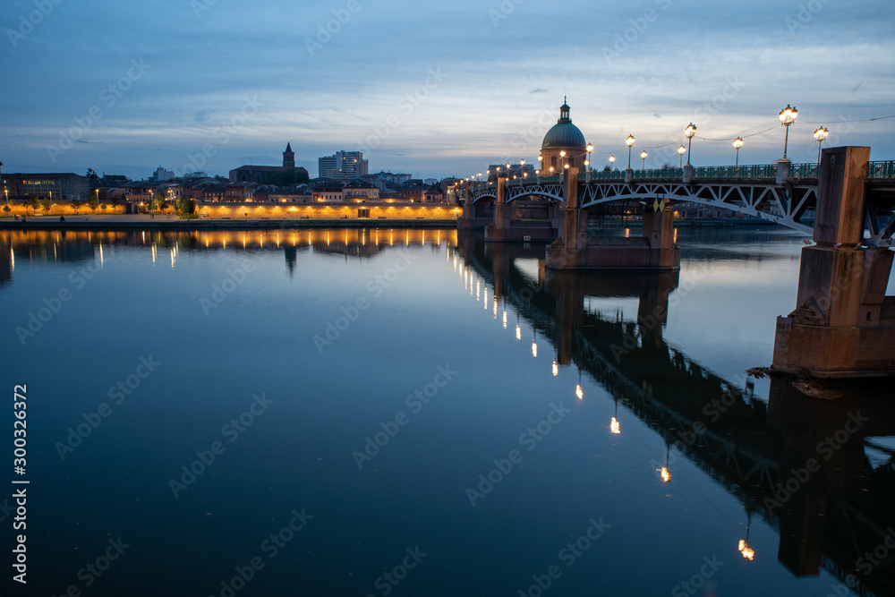 Obraz premium View of Chapelle Saint-Joseph and bridge Pont Saint-Pierre from the square Place Saint-Pierre at Sunset in Toulouse France