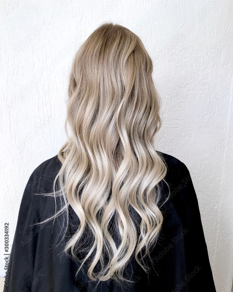 Photographie Long blond hair with balayage - Acheter-le sur Europosters.fr