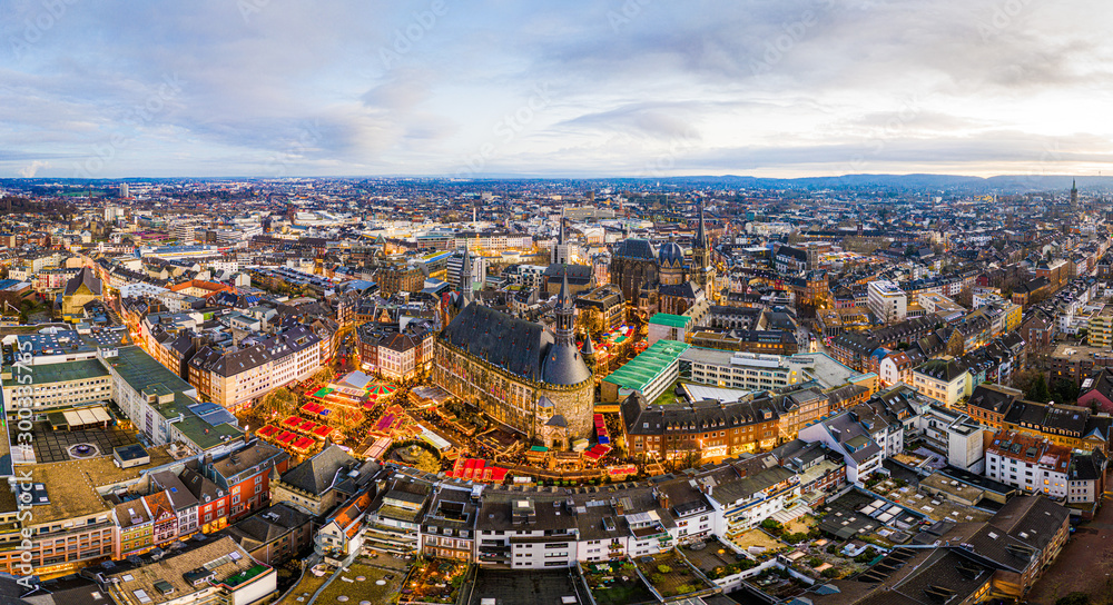 Obraz premium Aachener Weihnachtsmarkt am Abend (Panorama)