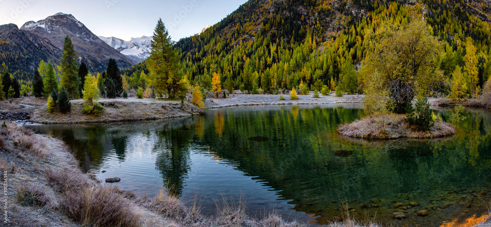 Obraz premium Autumn landscape with reflection in a lake in the alpine mountainsю