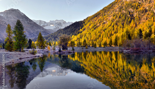 Autumn landscape with reflection in a lake in the alpine mountainsю