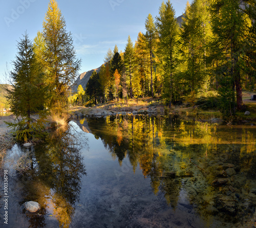 Autumn landscape with reflection in a lake in the alpine mountainsю