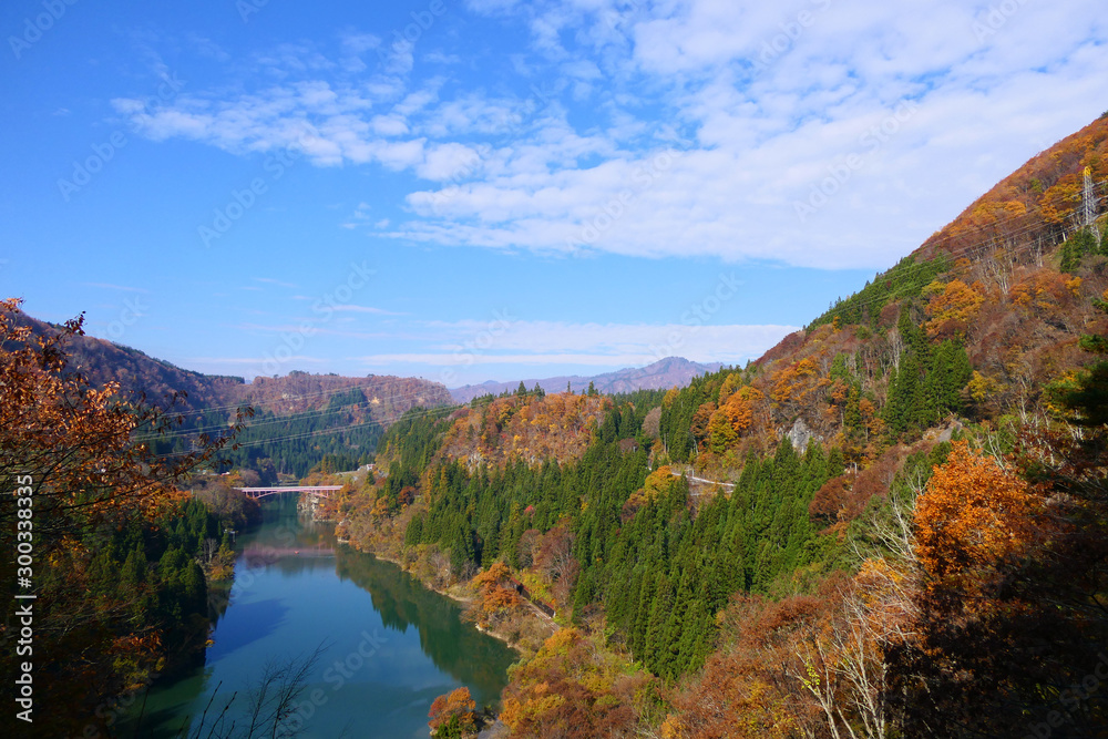 Naklejka premium 晩秋の只見川。三島 福島 日本。１１月中旬。