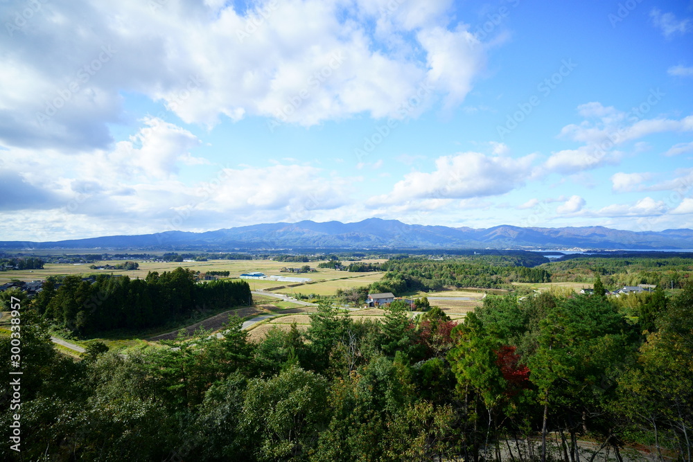佐渡島トキのテラスから国中平野、加茂湖を望む