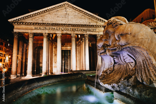 Canvas Print Picturesque photo of Pantheon at night with the elements of the fountain in the