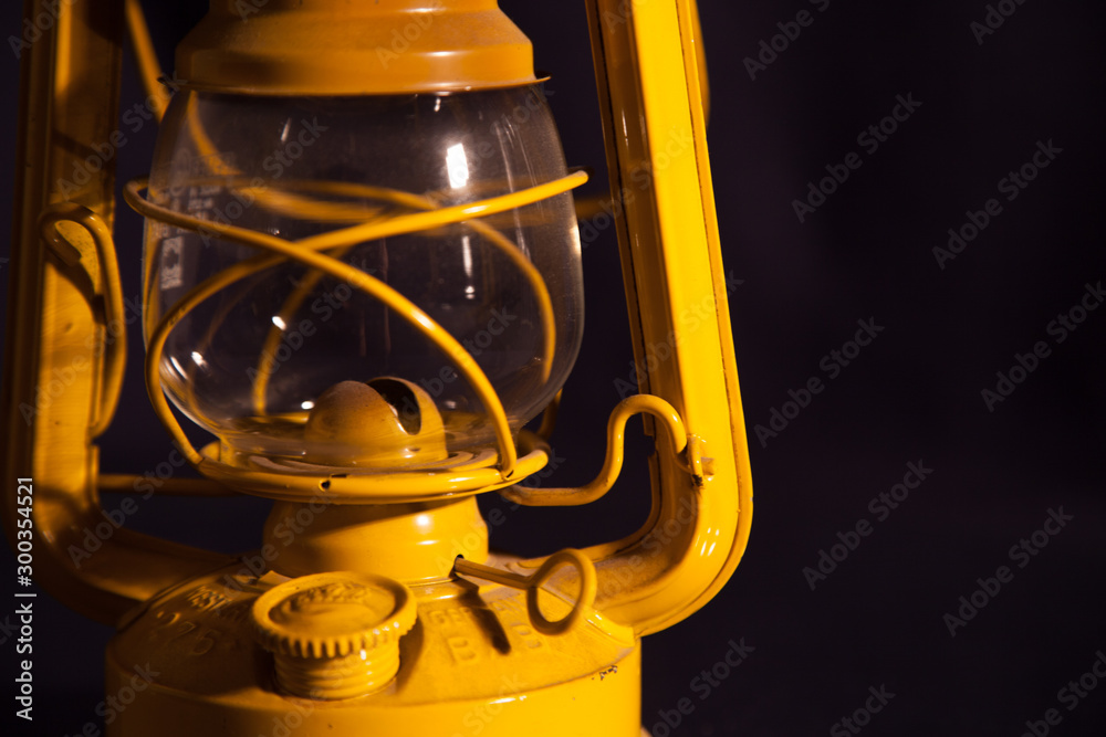 lámpara ferroviaria antigua amarilla