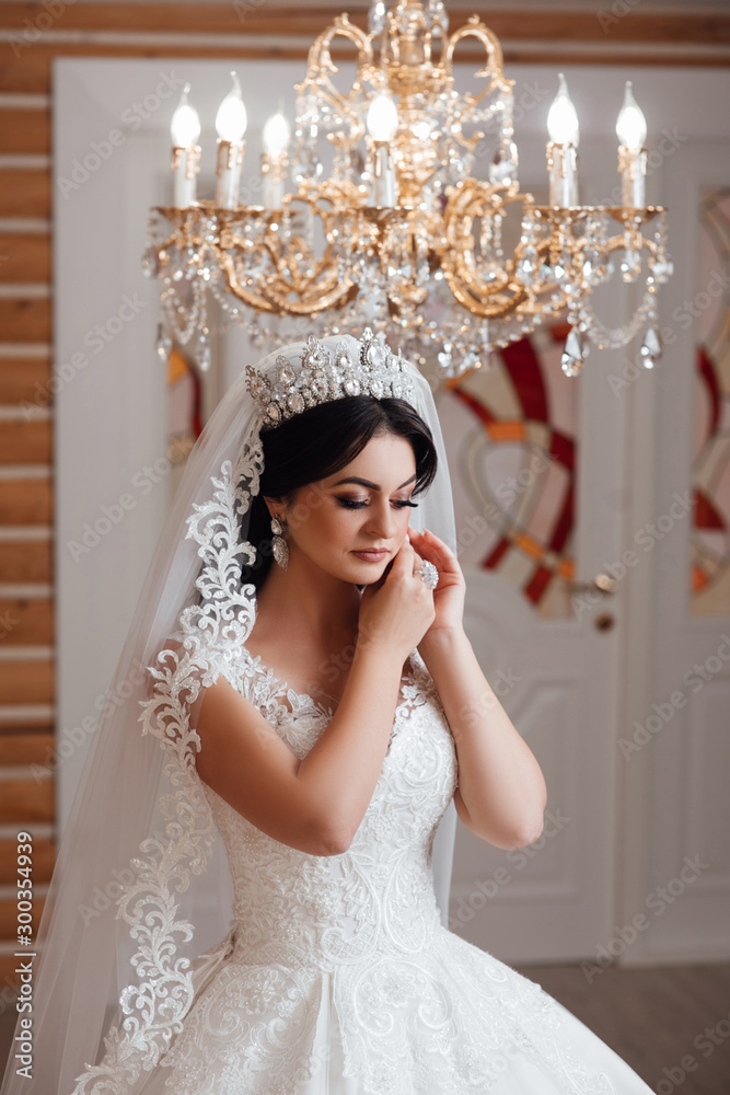 What Jewellery Suits My Wedding Dress? | The Diamond Store