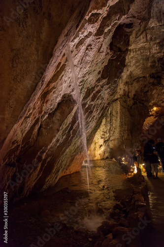agua cayendo dentro de cueva