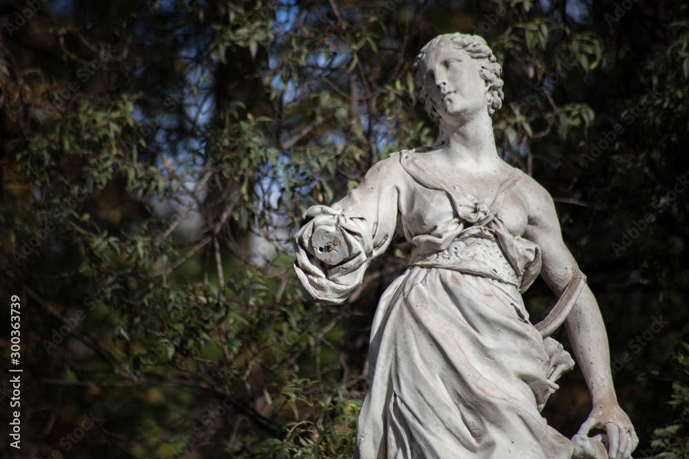 escultura de mujer en el parque del Retiro, Madrid