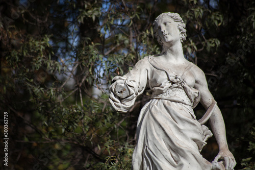 escultura de mujer en el parque del Retiro, Madrid © Raquel