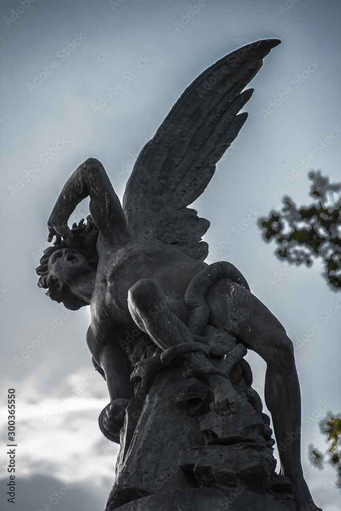 Fototapeta premium monumento al ángel caído en el parque de el Retiro