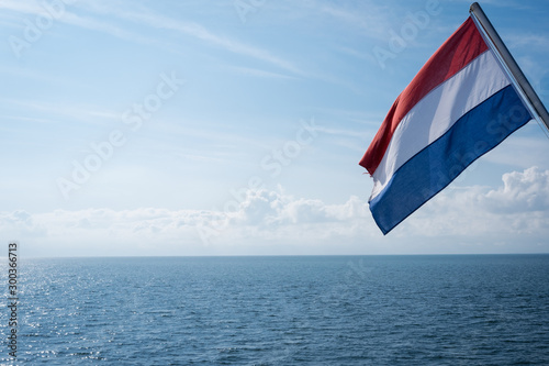 Faehre mit Flagge am Heck von den Niederlanden