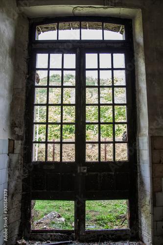 ventana de fábrica abandonada con cristales rotos