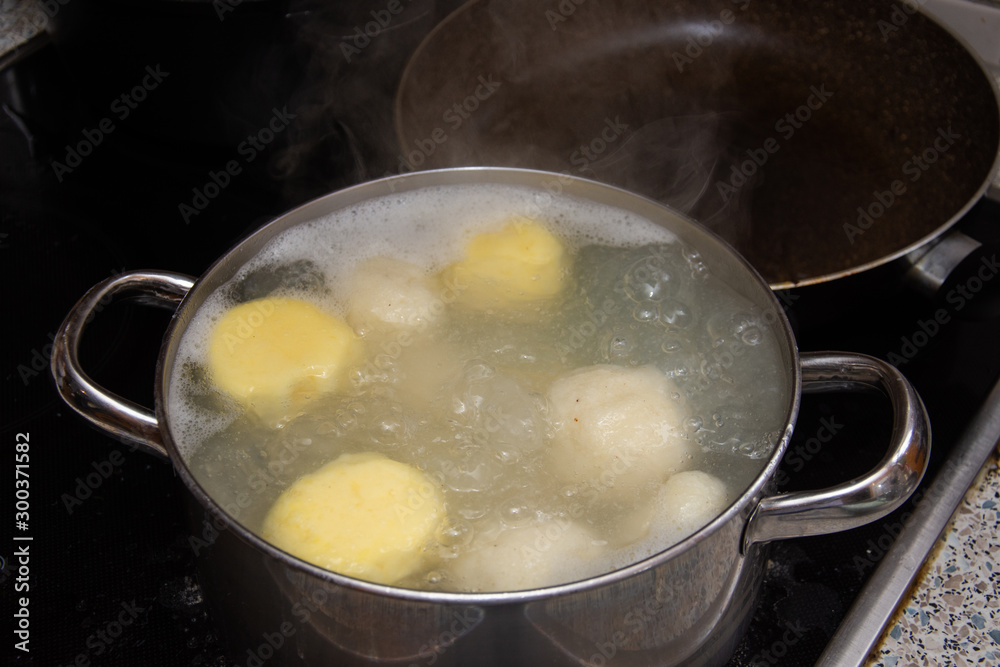 Germany,Chicken soup with semolina dumplings Germany,Chicken soup with semolina dumplings