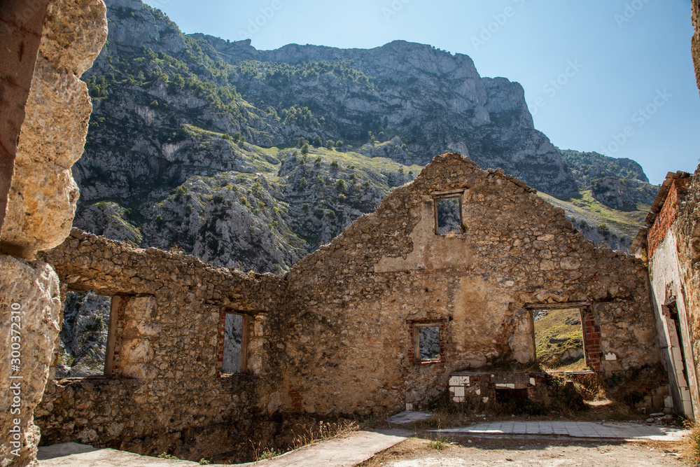 cabaña de pastores abandonada en la Ruta del Cares