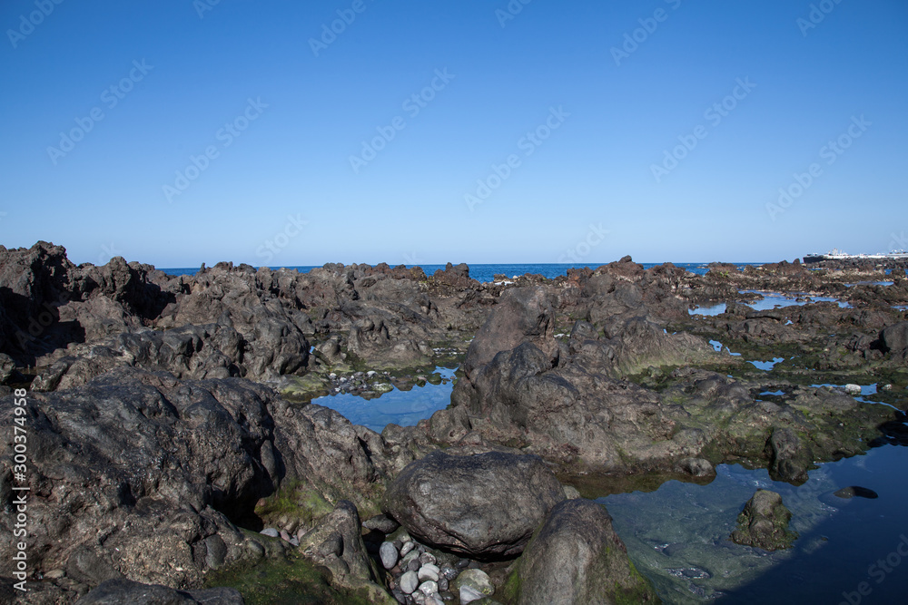 roca volcánica adentrándose en el mar, Tenerife