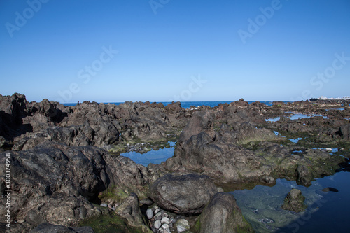 roca volcánica adentrándose en el mar, Tenerife