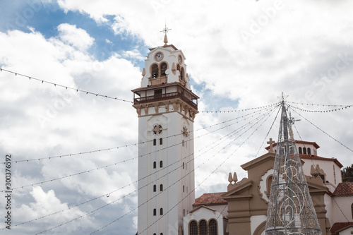 Foto iglesia de Candelaria en día con nubes