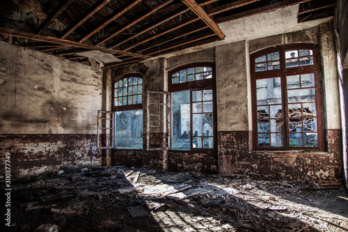 interior f  brica abandonada con ventanales