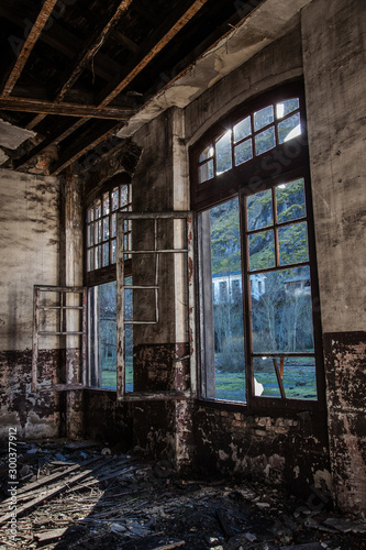 Fototapeta Naklejka Na Ścianę i Meble -  interior fábrica abandonada con ventanales